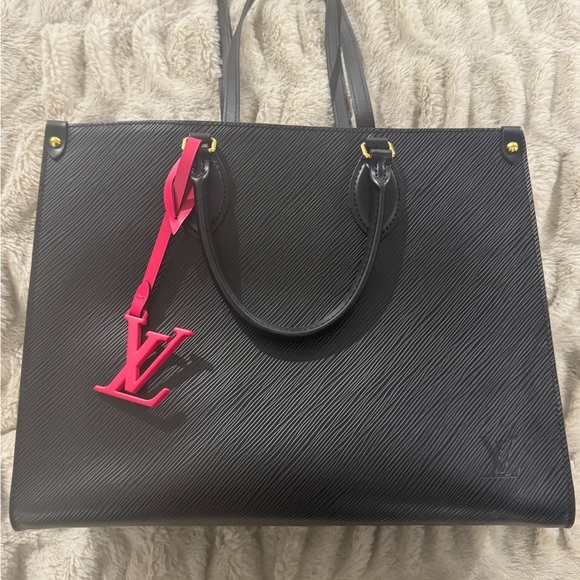 AUTHENTIC Louis Vuitton Black/Fuchsia Epi On The Go MM - Picture 5 of 16